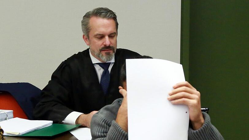 Vor Prozessbeginn: Nikolay T. verbirgt sein Gesicht. Hinter ihm ist sein Anwalt Christian Gerber zu sehen.