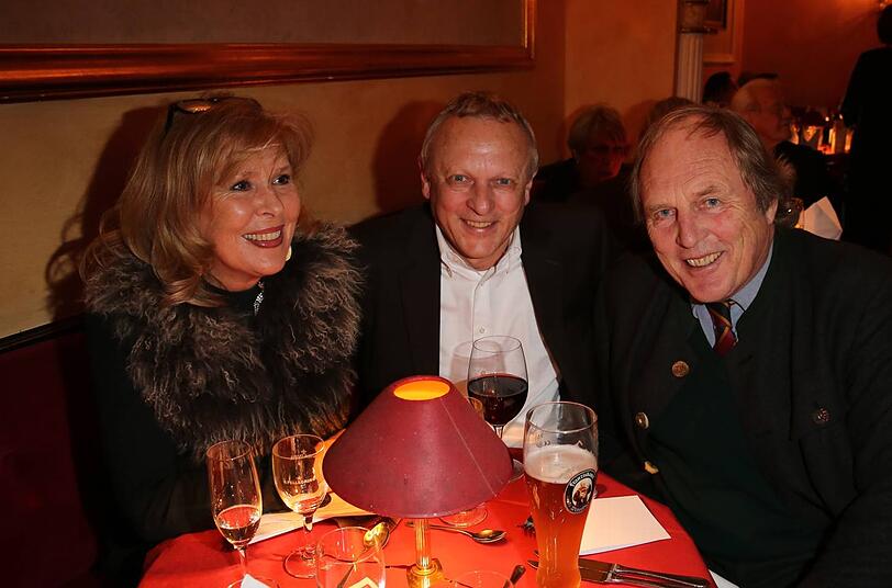 AZ-Geschäftsführer Dieter Schmitt (Mitte) mit Christoph von Hutten und dessen Ehefrau Oda.