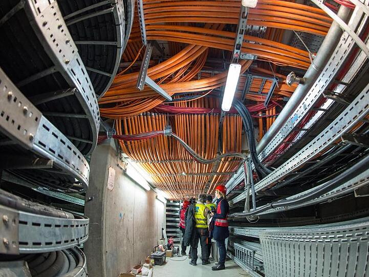 Vor Jahren verbaute Metalldübel an Tragsystemen für Kabel am künftigen Hauptstadtflughafen BER entsprechen nicht mehr der Norm.