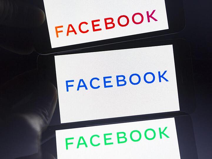 Das neue Firmenlogo von Facebook soll künftig häufiger neben anderen Marken des Konzerns wie Instagram und WhatsApp stehen.