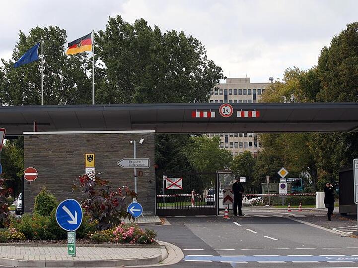 Eine deutsche und eine europäische Flagge wehen vor dem Sitz des Verteidigungsministeriums (Bmvg) auf der Hardthöhe in Bonn. Das Bmvg gehört zu den Ministerien, die ihren ersten Amtssitz nicht in Berlin haben.