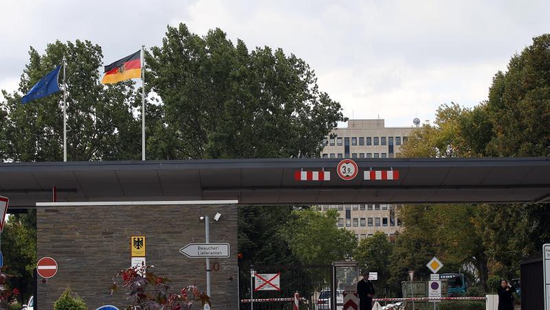 Eine deutsche und eine europäische Flagge wehen vor dem Sitz des Verteidigungsministeriums (Bmvg) auf der Hardthöhe in Bonn. Das Bmvg gehört zu den Ministerien, die ihren ersten Amtssitz nicht in Berlin haben. Eine deutsche und eine europäische Flagge wehen vor dem Sitz des Verteidigungsministeriums (Bmvg) auf der Hardthöhe in Bonn. Das Bmvg gehört zu den Ministerien, die ihren ersten Amtssitz nicht in Berlin haben.