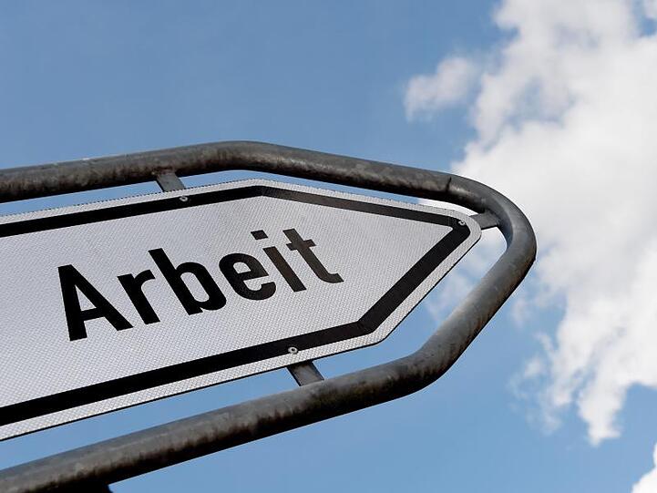Das Wort "Arbeit" ist auf einem Schild zu lesen. Foto: Carsten Rehder/Archiv