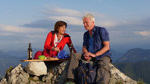 Ursula Heller und Werner Schmidbauer bei einer Brotzeit auf dem Brünnstein (1.634 Meter) bei Kiefersfelden im Inntal.