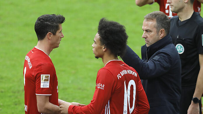 Hansi Flick (r.) kann sich derzeit auf seine Top-Offensive um Robert Lewandowski (l.) und Leroy Sané verlassen.