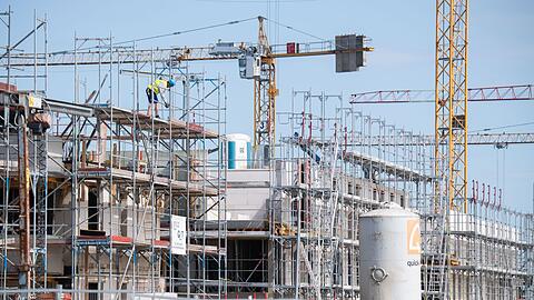 Eine Baustelle f&uuml;r Mehrfamilienh&auml;user in Hannover.