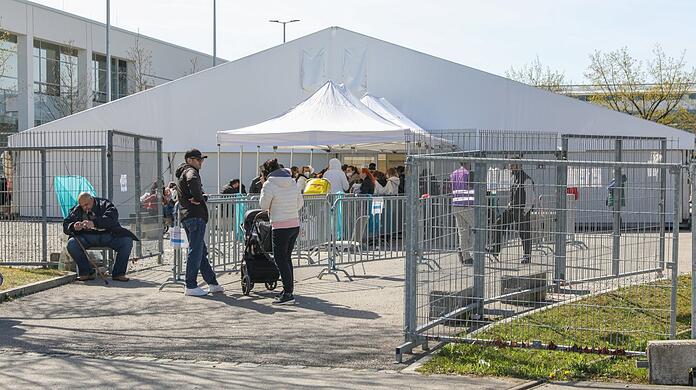 Geflüchtete aus der Ukraine dürfen jetzt in München auch in Büros oder Praxen untergebracht werden.
