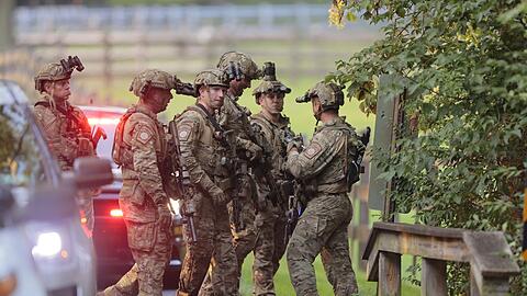 Die Polizei des US-Bundesstaates Pennsylvania durchsucht den Wald und einen Bach in der Gemeinde Pennsbury nach dem entkommenen Häftling.