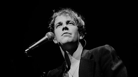 Tom Odell auf der Bühne.