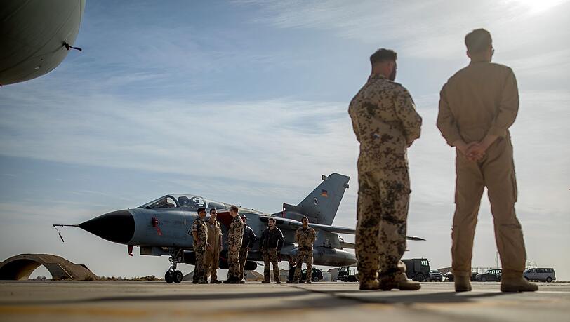 K&ouml;nnte Deutschland &uuml;ber Artikel 5 der Nato in den Iran-Krieg verwickelt werden? Theoretisch m&uuml;ssen Bundeswehrsoldaten darauf vorbereitet sein.