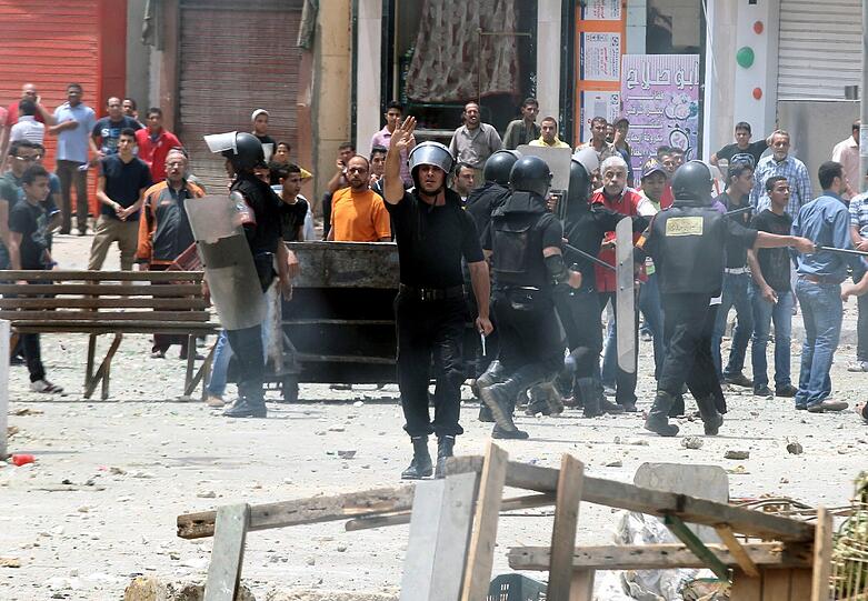 Drei Wochen vor der Präsidentenwahl in Ägypten sind bei Zusammenstößen zwischen Schlägertrupps und Demonstranten in Kairo mindestens elf Menschen getötet worden. Soldaten und Polizisten griffen mehrere Stunden lang nicht ein, obwohl die blutigen Ausschreitungen in direkter Nähe des Verteidigungsministeriums stattfanden, berichteten Augenzeugen am Mittwoch. Die Bilder aus Kairo.