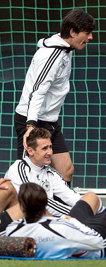 &bdquo;Der Ehrgeiz ist groß. Wir sind
eine starke Mannschaft, wir sind auf jeder Position doppelt besetzt,
das zeichnet uns aus&ldquo;, beschrieb Routinier Klose den voll entfachten
Wettstreit um die Plätze in der Startelf.