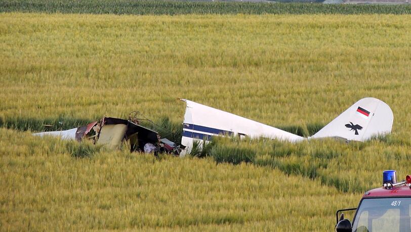 Polizisten stehen in einem Feld bei einem abgestürzten Sportflugzeug am 23.05.2014 bei Egweil. Der Pilot und seine beiden Passagiere sind bei dem Absturz der einmotorigen Klemm D107 eines Neuburger Sportflugvereins und ums Leben gekommen. Polizisten stehen in einem Feld bei einem abgestürzten Sportflugzeug am 23.05.2014 bei Egweil. Der Pilot und seine beiden Passagiere sind bei dem Absturz der einmotorigen Klemm D107 eines Neuburger Sportflugvereins und ums Leben gekommen.