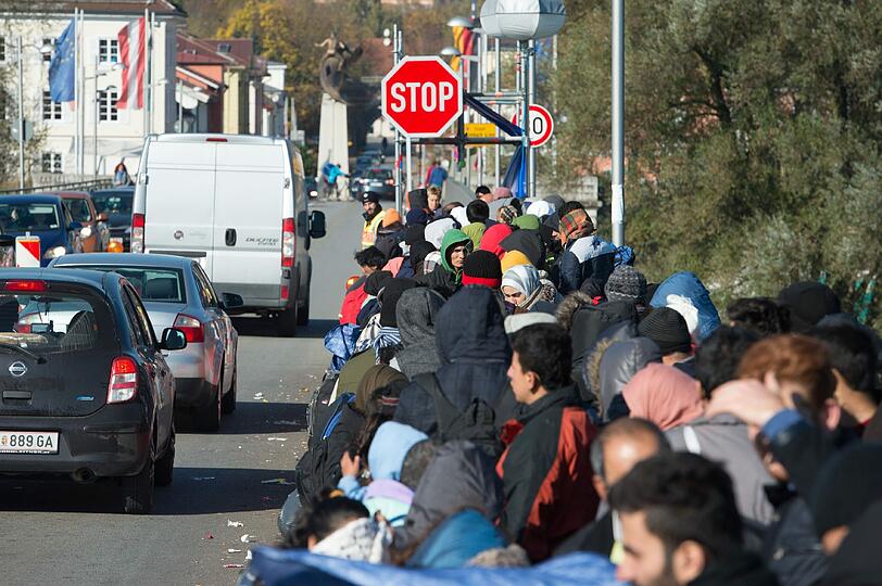 Weiterhin kommen Tausende Flüchtlinge an den fünf Grenzübergängen zu Österreich an.