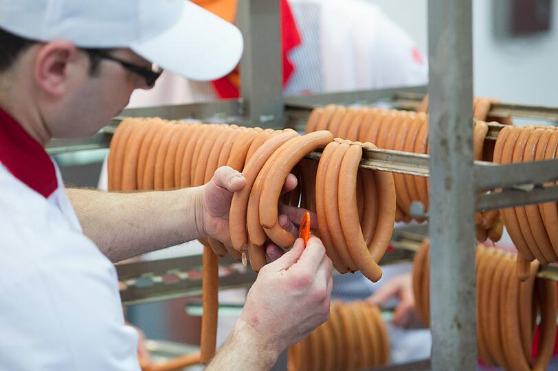 Ein Metzger bei der Arbeit: Auch in dieser Branche laufen die Geschäfte gut, doch es fehlen Auszubildende und Fachkräfte.