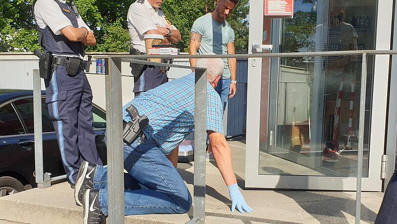 Auf allen vieren untersucht Johann März die Ladentür auf Spuren. Auf allen vieren untersucht Johann März die Ladentür auf Spuren.