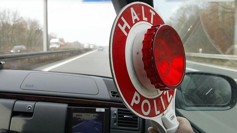 Nachdem der Mann am Mittwochmittag kurz vor Weyarn im Landkreis Miesbach eine Zivilstreife überholt hatte, nahmen die Polizisten die Verfolgung auf. (Symbolbild)