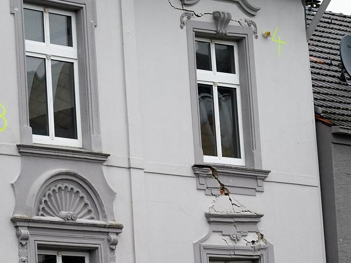 Messpunkte kleben an einem vom Einsturz bedrohten Haus. Insgesamt sind acht Gebäude evakuiert worden.
