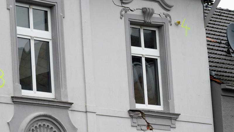 Messpunkte kleben an einem vom Einsturz bedrohten Haus. Insgesamt sind acht Gebäude evakuiert worden. Messpunkte kleben an einem vom Einsturz bedrohten Haus. Insgesamt sind acht Gebäude evakuiert worden.