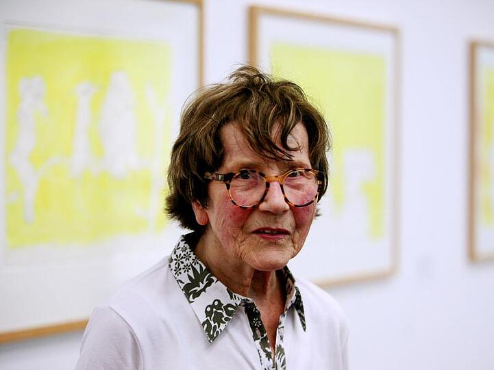 Die Künstlerin Maria Lassnig steht vor ihren Bildern. Foto: Oliver Berg/Archiv