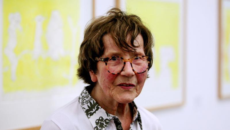 Die Künstlerin Maria Lassnig steht vor ihren Bildern. Foto: Oliver Berg/Archiv Die Künstlerin Maria Lassnig steht vor ihren Bildern. Foto: Oliver Berg/Archiv