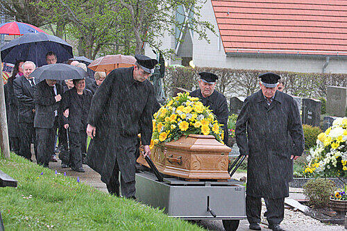 Als ob der Himmel weinte: Bei strömendem Regen trugen Familienangehörige und Freunde Norbert Kinder in Heroldsberg zu Grabe.