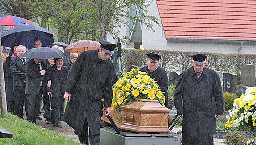 Als ob der Himmel weinte: Bei strömendem Regen trugen Familienangehörige und Freunde Norbert Kinder in Heroldsberg zu Grabe. Als ob der Himmel weinte: Bei strömendem Regen trugen Familienangehörige und Freunde Norbert Kinder in Heroldsberg zu Grabe.