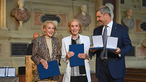 Markus Söder überreichte Alice und Ellen Kessler im Sommer den Bayerischen  Verdienstorden in der Residenz