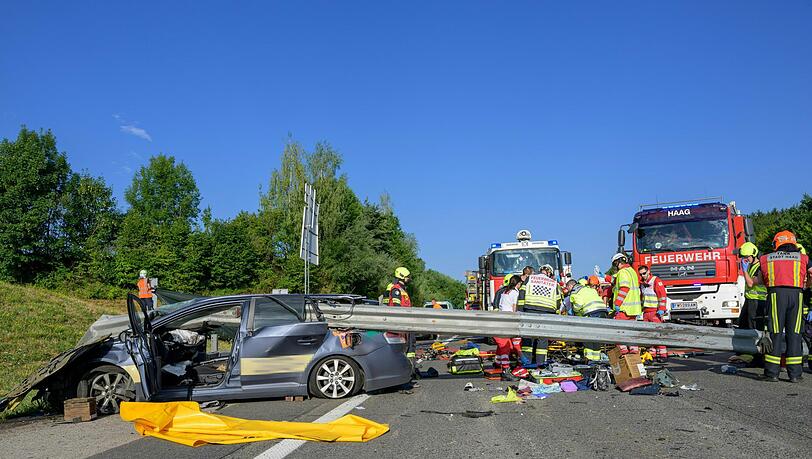 Zwei Männer starben in diesem Wrack, eine Frau wurde schwer verletzt. Zwei Männer starben in diesem Wrack, eine Frau wurde schwer verletzt.