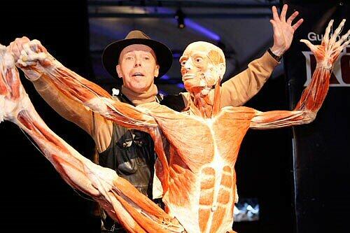 Gunther von Hagens mit einem seiner Präparate