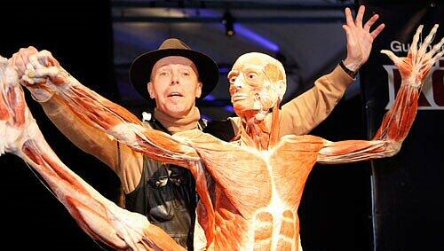 Gunther von Hagens mit einem seiner Präparate Gunther von Hagens mit einem seiner Präparate