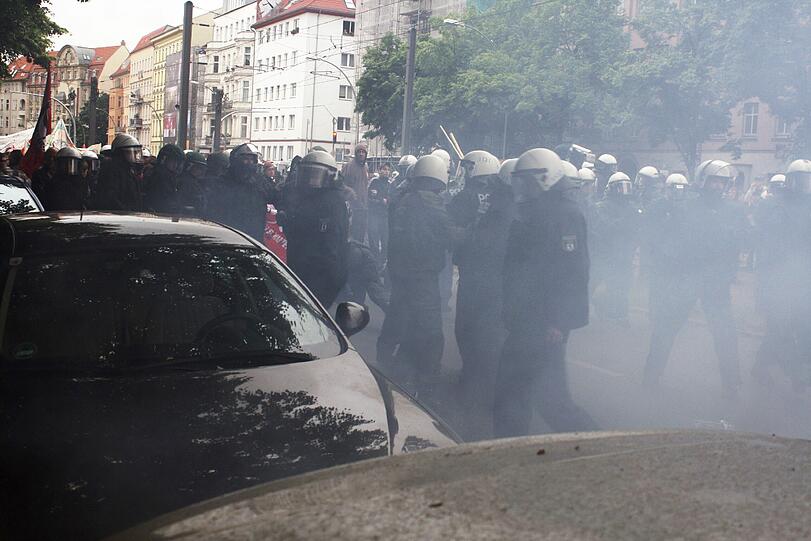 12. Juni 2010: Bei einer Demonstration gegen Sozialabbau in Berlin werden Polizisten mit einem Sprengkörper angegriffen.