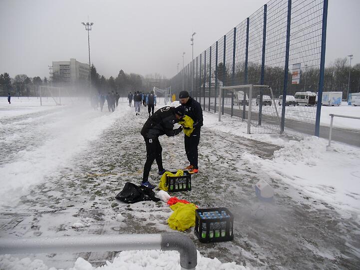 Hart , härter, Alexander Schmidt. Der Trainer des TSV 1860 schickte seine Jungs am Montagvormittag trotz klirrender Kälte, Schneeregen und schneebedeckten Trainingsplätzen raus zum Anschwitzen. Am Abend spielen die Löwen gegen den 1. FC Kaiserslautern. Die Bilder vom Matsch-Training