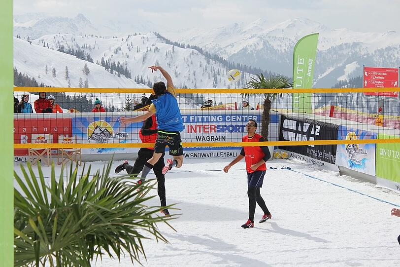 Die besten Bilder vom Turnier der "Snow Volleyball Tour 2013 powered by Amway" auf 1860 Metern Höhe in Wagrain/Österreich.