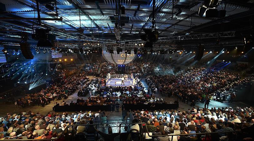 Pickepackevoll die EWE-Arena in Oldenburg. Die Zuschauer wussten noch nicht, dass der Abend recht kurz geraten würde.