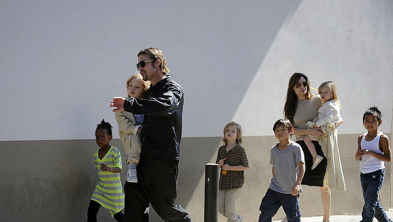 Acht auf einen Streich? Für "Cleopatra" soll bald der gesamte Jolie/Pitt-Clan vor der Kamera stehen Acht auf einen Streich? Für "Cleopatra" soll bald der gesamte Jolie/Pitt-Clan vor der Kamera stehen