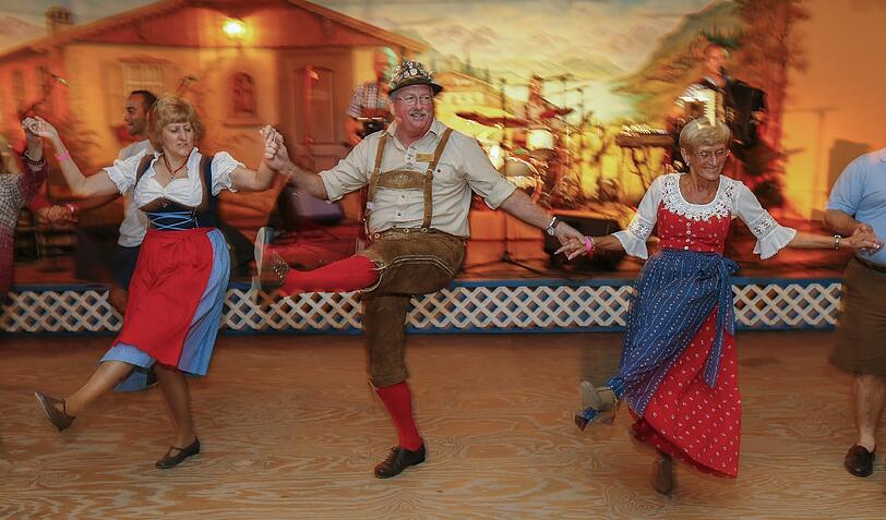 Auch in der Kleinstadt Helen in Georgia, die architektonisch ganz alpenländischen Stil gehalten ist, wird jährlich Oktoberfest gefeiert. Hier sehen Sie einige Archivbilder!