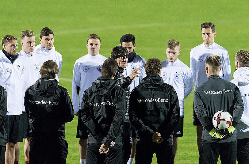 Für Bundestrainer Joachim Löw (Mitte) ist die Partie in Italien das 143. Länderspiel als Bundestrainer. Allein Sepp Herberger hat als Chefcoach mehr Spiele mit der deutschen Nationalmannschaft bestritten (167).