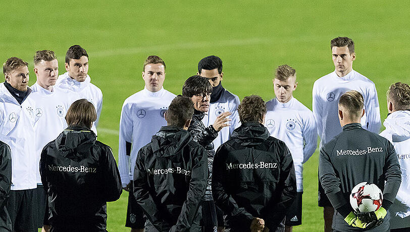 Für Bundestrainer Joachim Löw (Mitte) ist die Partie in Italien das 143. Länderspiel als Bundestrainer. Allein Sepp Herberger hat als Chefcoach mehr Spiele mit der deutschen Nationalmannschaft bestritten (167). Für Bundestrainer Joachim Löw (Mitte) ist die Partie in Italien das 143. Länderspiel als Bundestrainer. Allein Sepp Herberger hat als Chefcoach mehr Spiele mit der deutschen Nationalmannschaft bestritten (167).