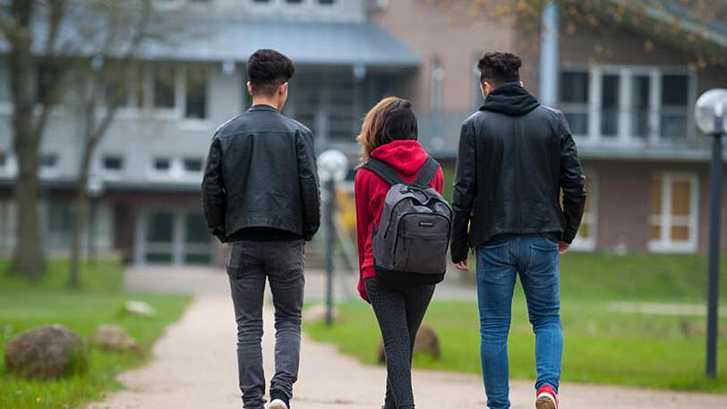 Drei jugendlichen Flüchtlinge. Viele Jugendliche und Kinder kommen ohne Eltern nach Europa.