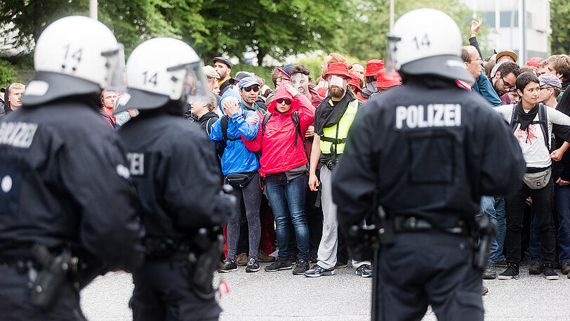 Polizisten und Demonstranten bei der "Colour the Red Zone"-Demo in Hamburg.