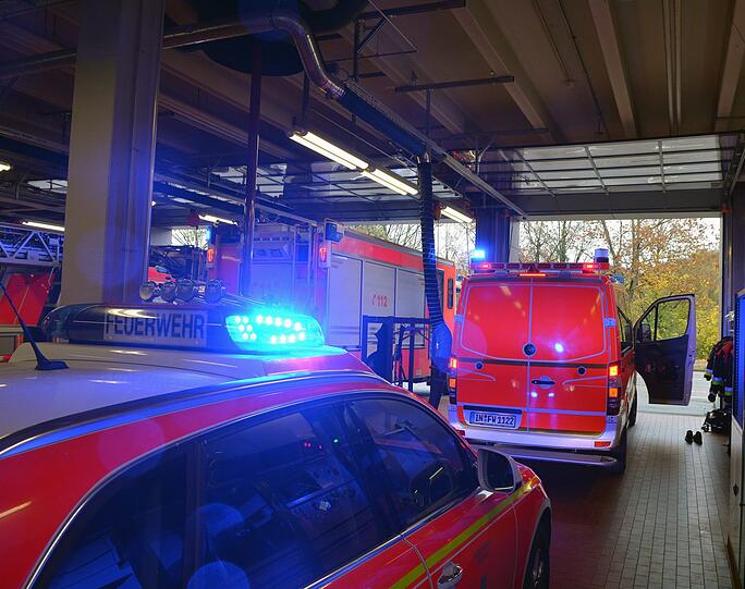 Die Feuerwehrleute waren wegen einem Gasleck im Einsatz - als es plötzlich zu einer Explosion kam.