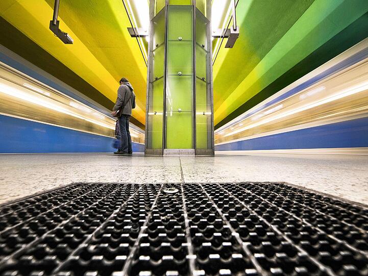 Herbert Becke hat U-Bahnhöfe von unten fotografiert.