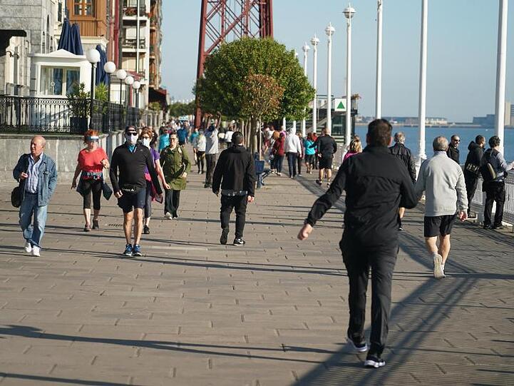 Getxo, Nordspanien. Die Regierung des Corona-Hotspots Spanien hat Hoffnungen auf eine baldige Grenzöffnung für Touristen gedämpft.