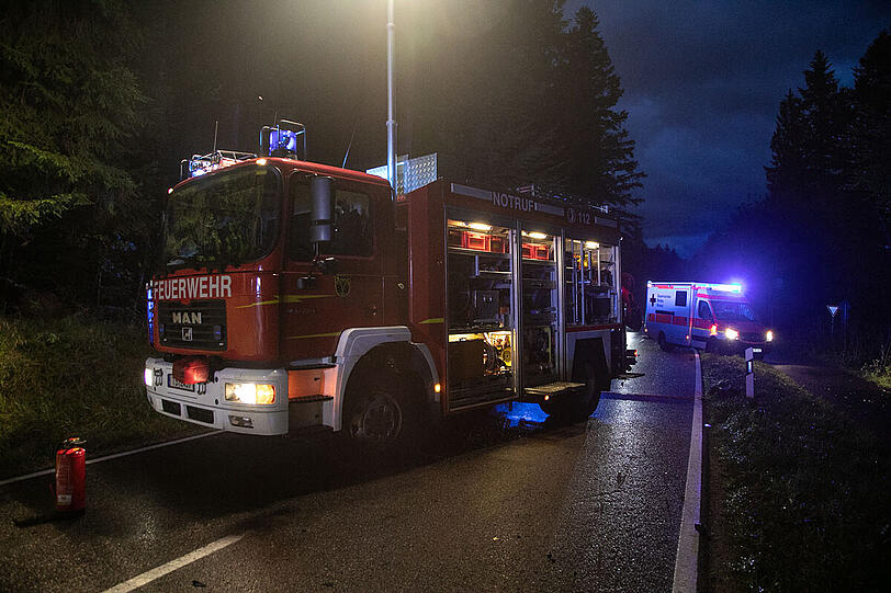 Bei dem missglückten Überholmanöver prallte ein VW Transporter frontal in einen Skoda, beide Fahrer wurden schwer verletzt.