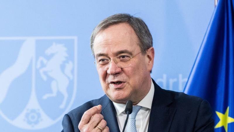 Armin Laschet (CDU), Ministerpräsident von Nordrhein-Westfalen, spricht während einer Pressekonferenz. Seiner Ansicht nach müsse man von der Impfbürokratie herunterkommen.