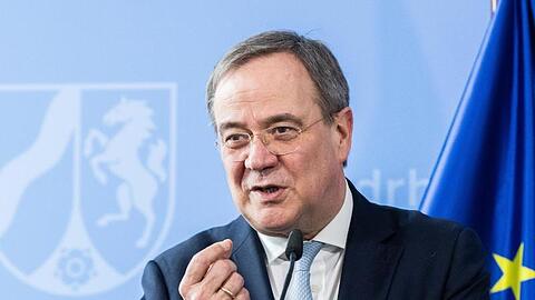 Armin Laschet (CDU), Ministerpräsident von Nordrhein-Westfalen, spricht während einer Pressekonferenz. Seiner Ansicht nach müsse man von der Impfbürokratie herunterkommen.