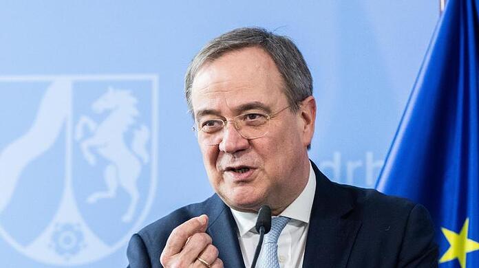 Armin Laschet (CDU), Ministerpräsident von Nordrhein-Westfalen, spricht während einer Pressekonferenz. Seiner Ansicht nach müsse man von der Impfbürokratie herunterkommen.