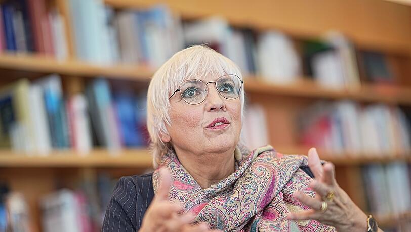 Claudia Roth während eines Interviews in ihrem Büro im Bundeskanzleramt. Claudia Roth während eines Interviews in ihrem Büro im Bundeskanzleramt.
