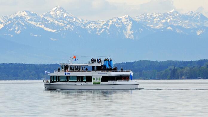 Das neue Elektroschiff "Berg" von der Bayerischen Seenschifffahrt GmbH fährt nach seiner Taufe über den Starnberger See. Das Schiff fasst 300 Passagiere und ist mit 35 m Länge das größte vollelektrische Schiff auf einem Binnensee in Deutschland. +++ dpa-Bildfunk +++